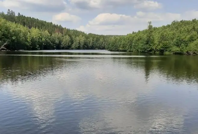 Lac et barrage de la Vierre à Suxy | Gaume