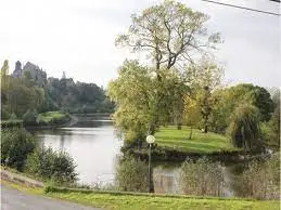 L'étang au-delà de l'eau à St Julien de Vouvantes