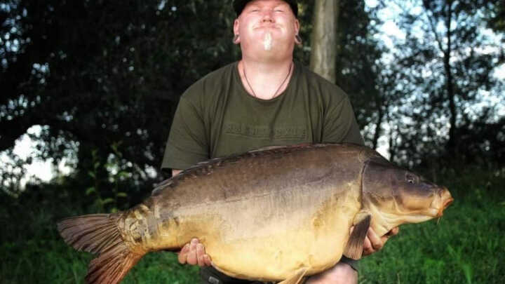 40min fight in the river curre