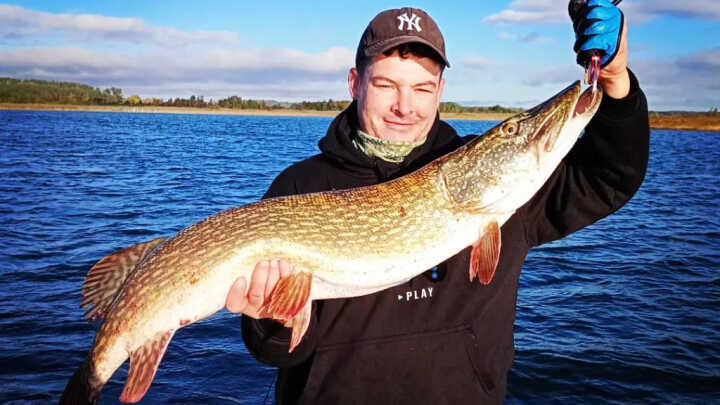 Październikowe mazurskie szczupaki – czyli jak złowiłem pierwszą metrówkę