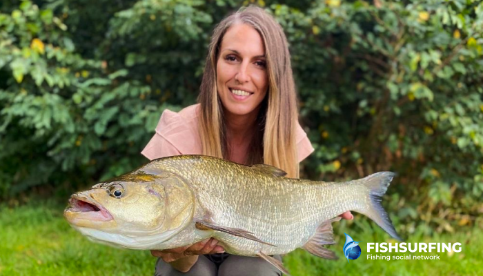 Estes peixes s&atilde;o frequentemente encontrados em zonas de transi&ccedil;&atilde;o entre &aacute;guas de corrente r&aacute;pida e lenta.