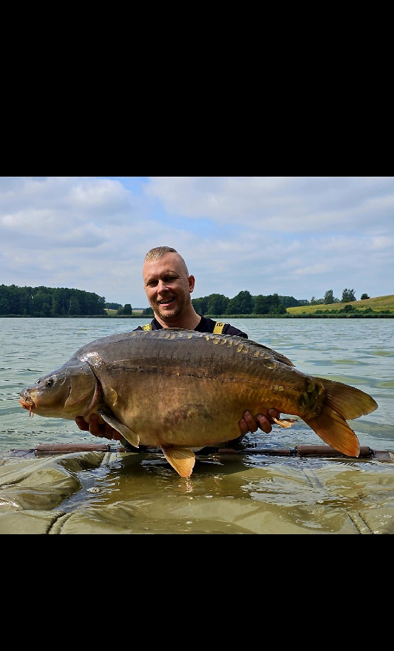 Prawie 4 miesiące bez karpia [próbowałem wszystkiego czego przez lata doświadczeń sie nauczyłem]  lecz woda stała długo i  brały same amury (małe i duże) aż tu nagle jest i on. Wywózka 500 m od brzegu w same kapelony .