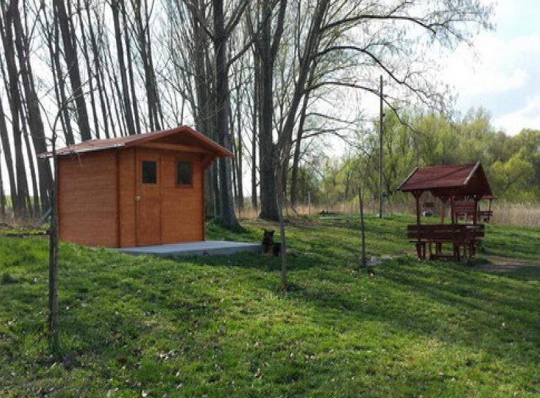 Nagyrédei Horgásztó vízparti faházai