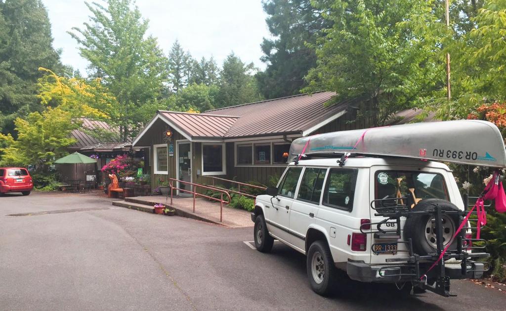 McKenzie River Mountain Resort