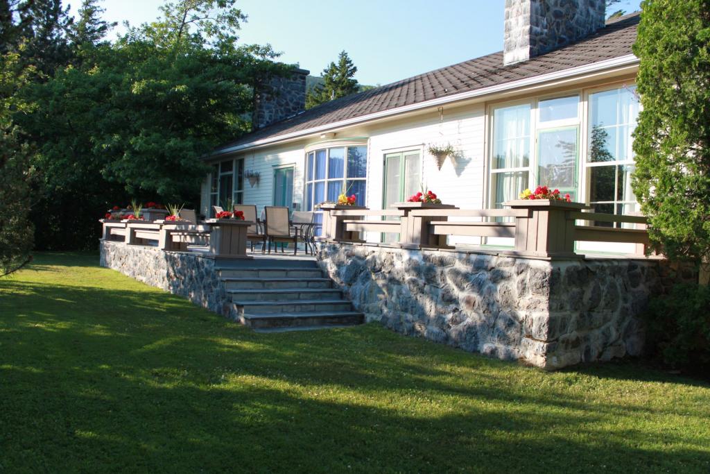 Strawberry Hill Inn and Chalets