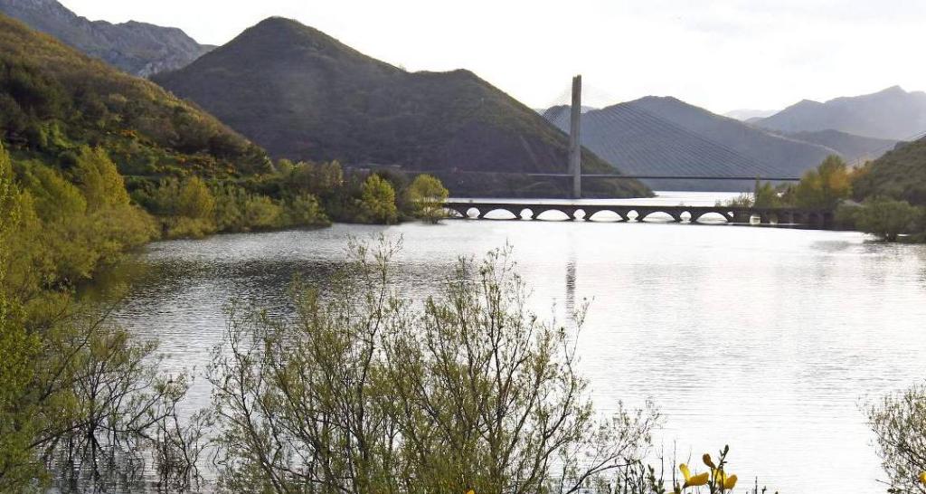Embalse de Barrios de Luna - Refugio de pesca